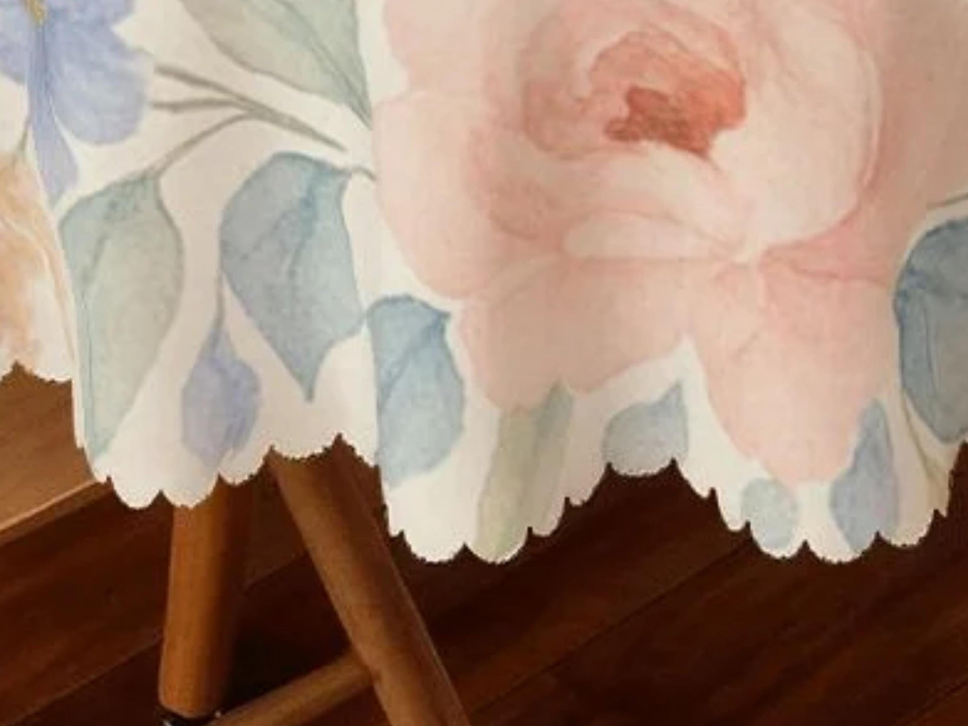 Tablecloth 60inch Spring Flowers Scalloped Edge Detail For Spring Spill-Proof Floral Washable Fabric Table Cloth For Family Dining Occasions